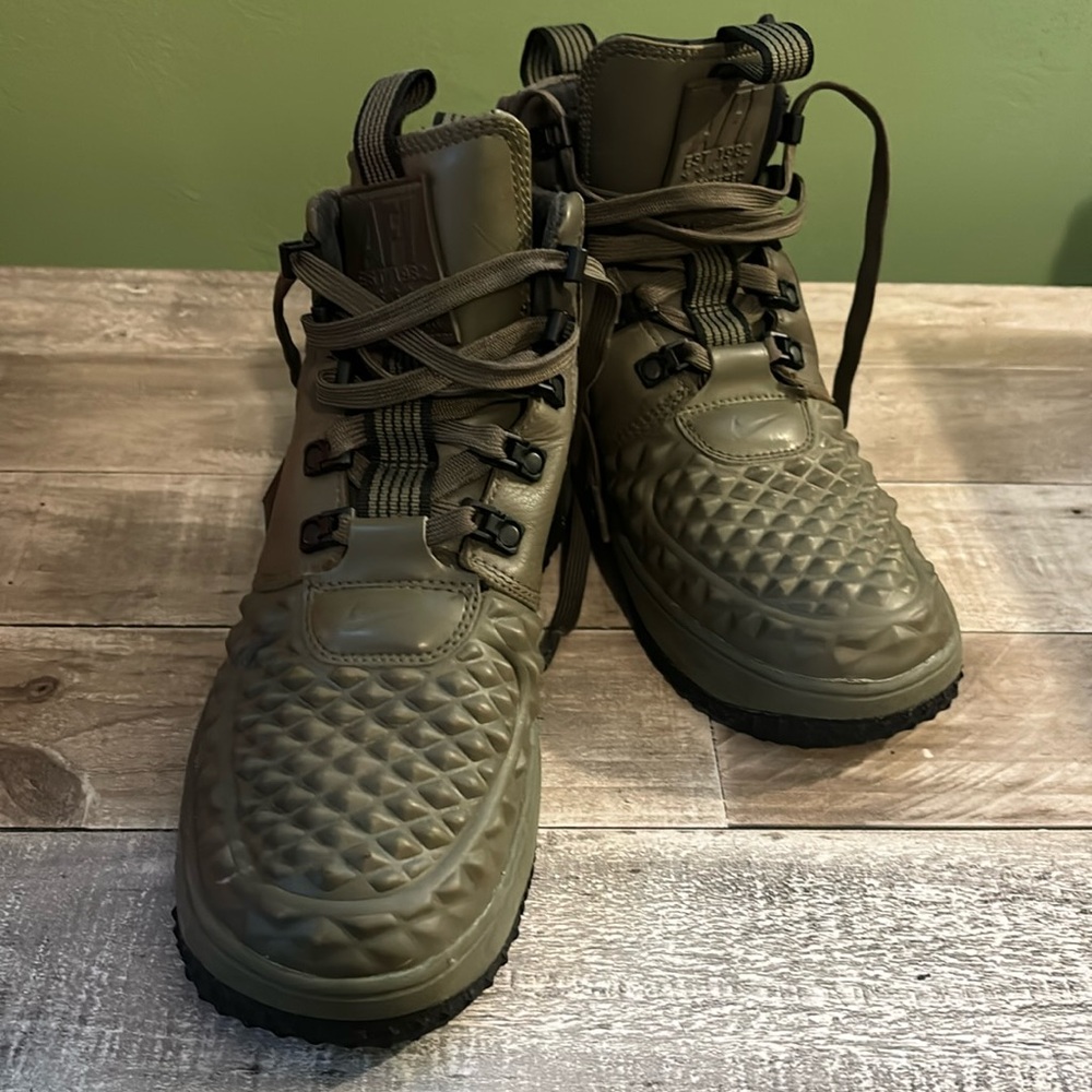 Nike Sneaker/boot used smoke free home good condition